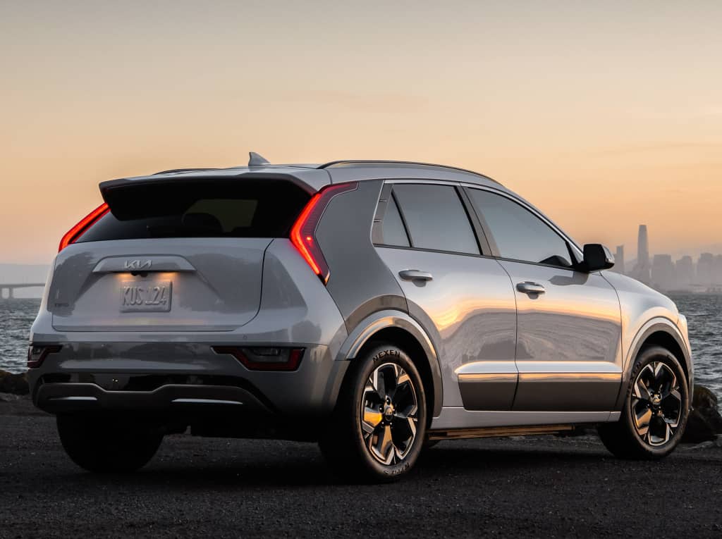 Vista trasera lateral del Kia e-Niro destacando sus luces y diseño.