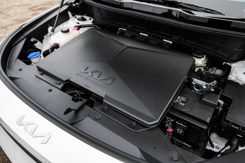 Motor eléctrico del Kia e-Niro con la tapa cerrada mostrando el logo.
