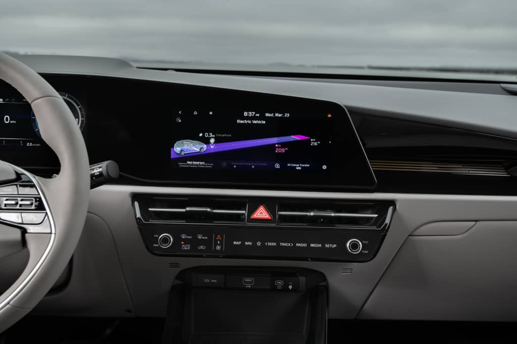 Pantalla de instrumentos digitales del Kia e-Niro con gráficos modernos.