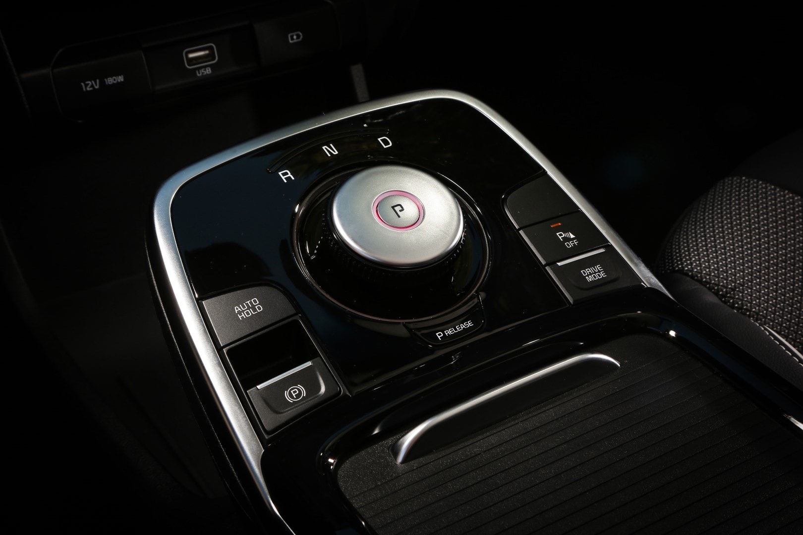 Vista del selector de marchas rotativo en la consola central del Kia e-Niro.