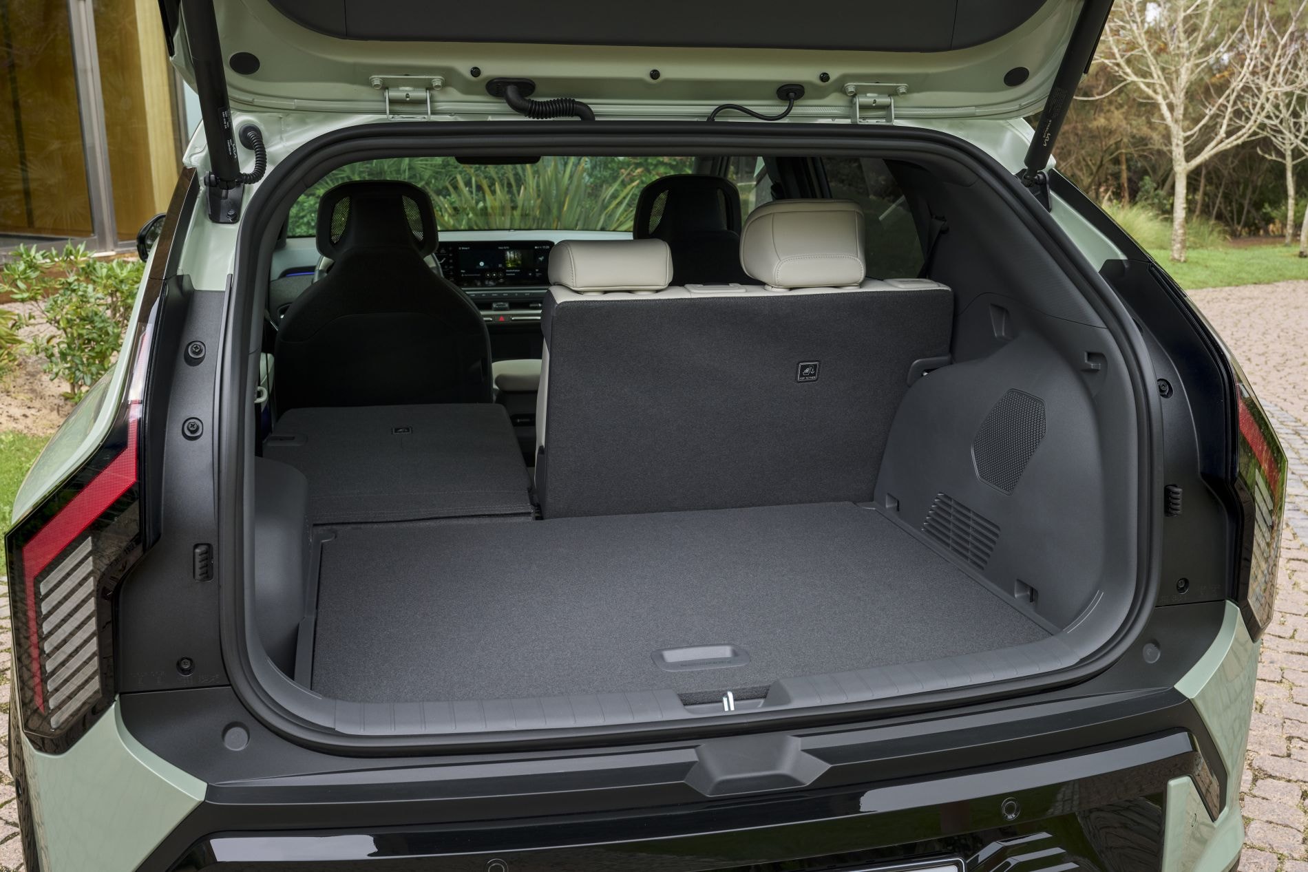 Frontal del Kia EV3, con detalles estilizados y una presencia imponente.