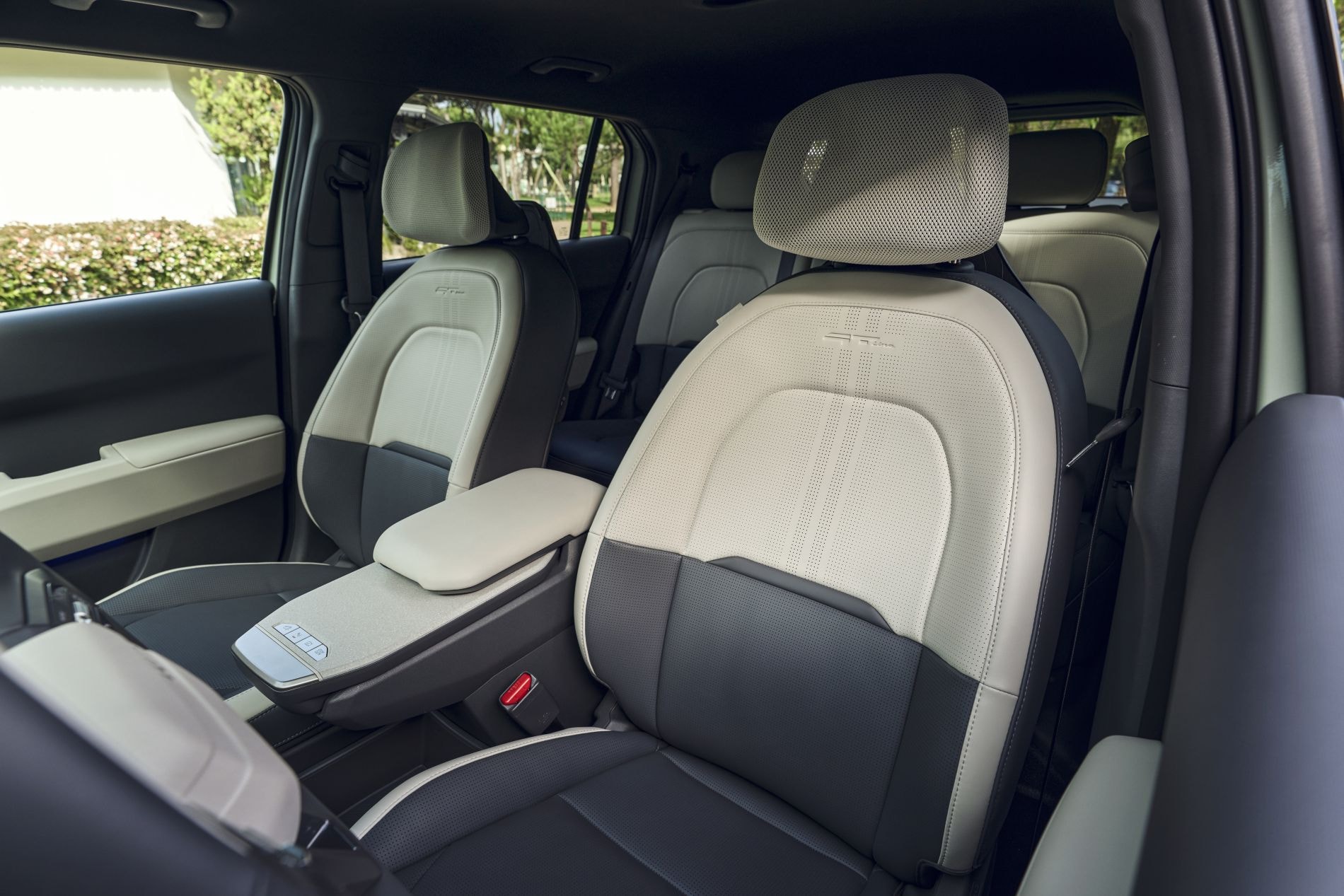 Frontal del Kia EV3, tecnología y diseño aerodinámico destacan.