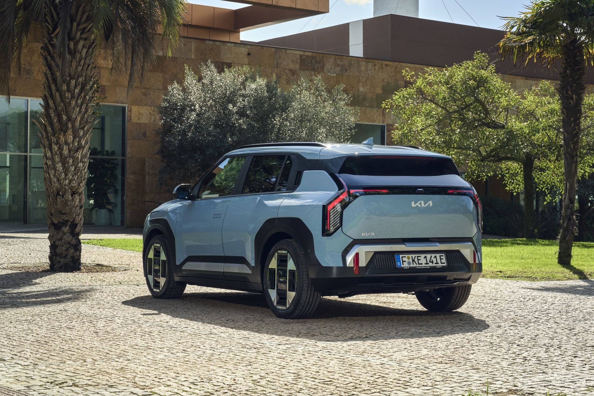 Vista frontal destacada del Kia EV3 en entorno natural.