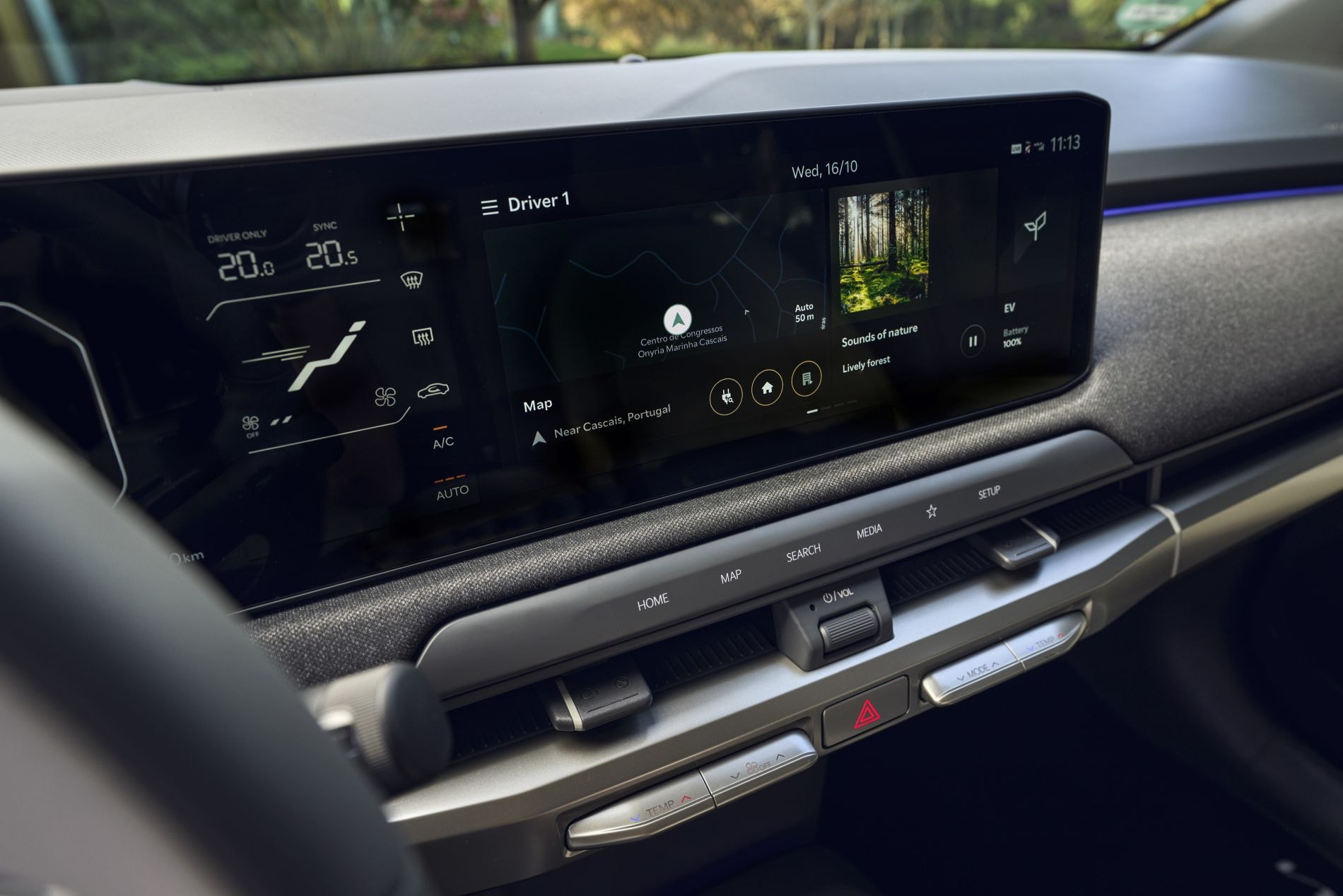 Vista lateral y frontal del Kia EV3, resalta su diseño moderno.