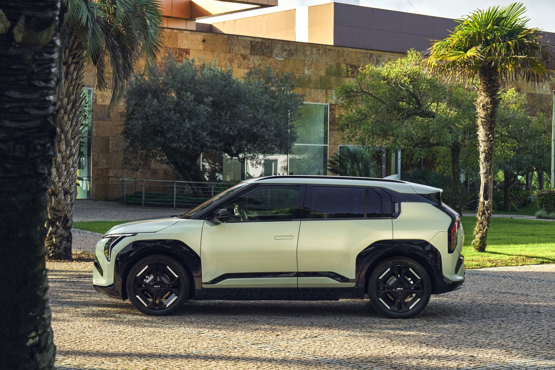 Vista lateral del Kia EV3, muestra su robustez y estilo.