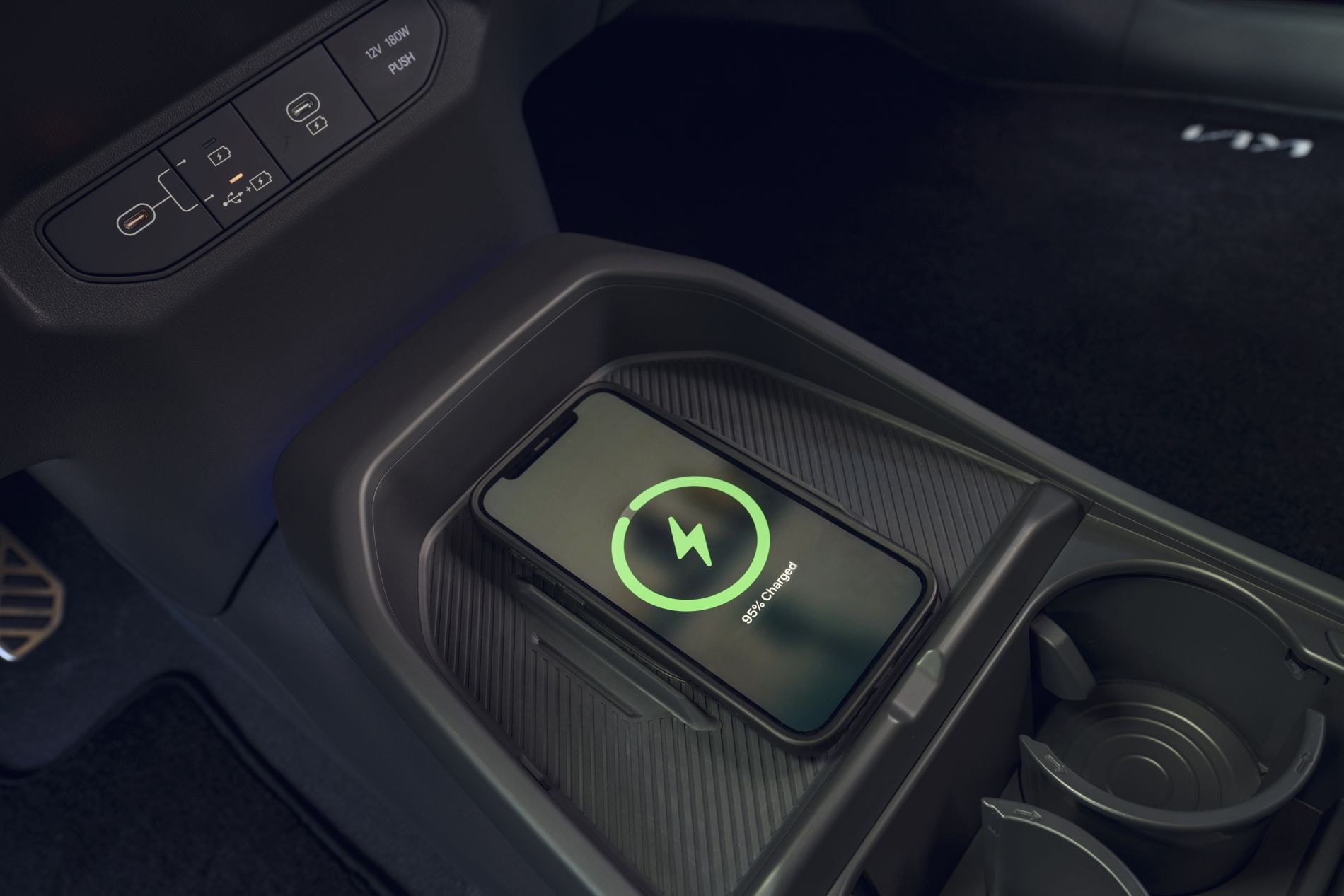 Vista trasera del Kia EV3, con líneas fluidas y contemporáneas.