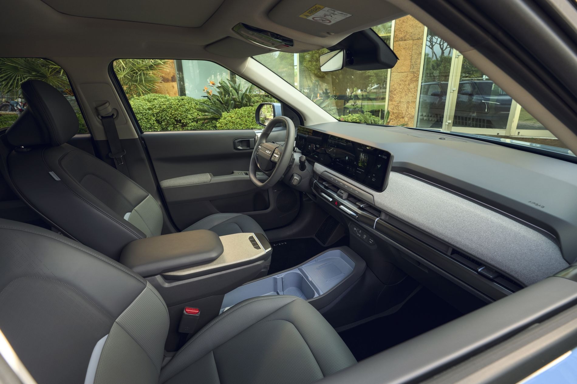 Vista de los asientos traseros, confort y elegancia en el diseño.