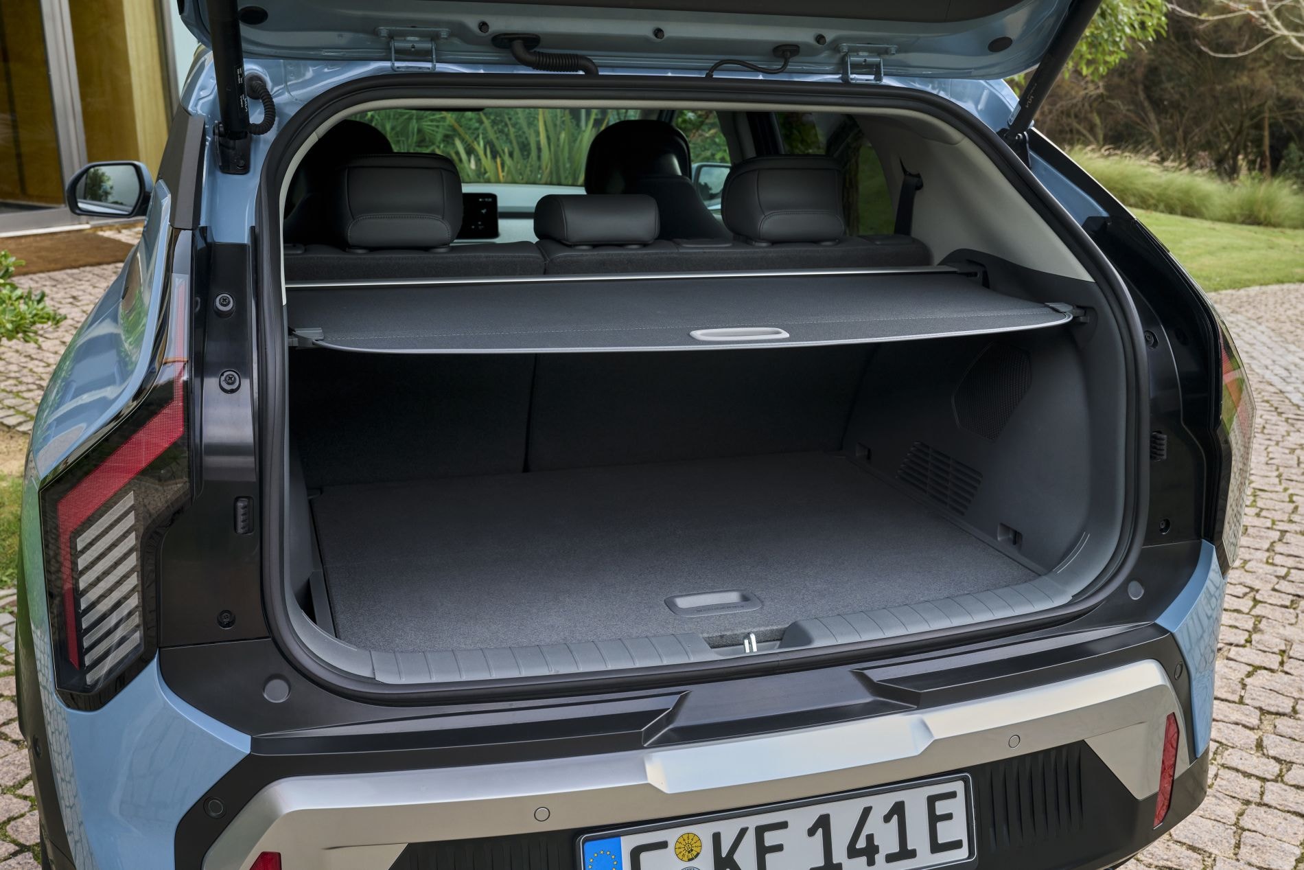 Detalle del interior, mostrando la consola y volante ergonómico.