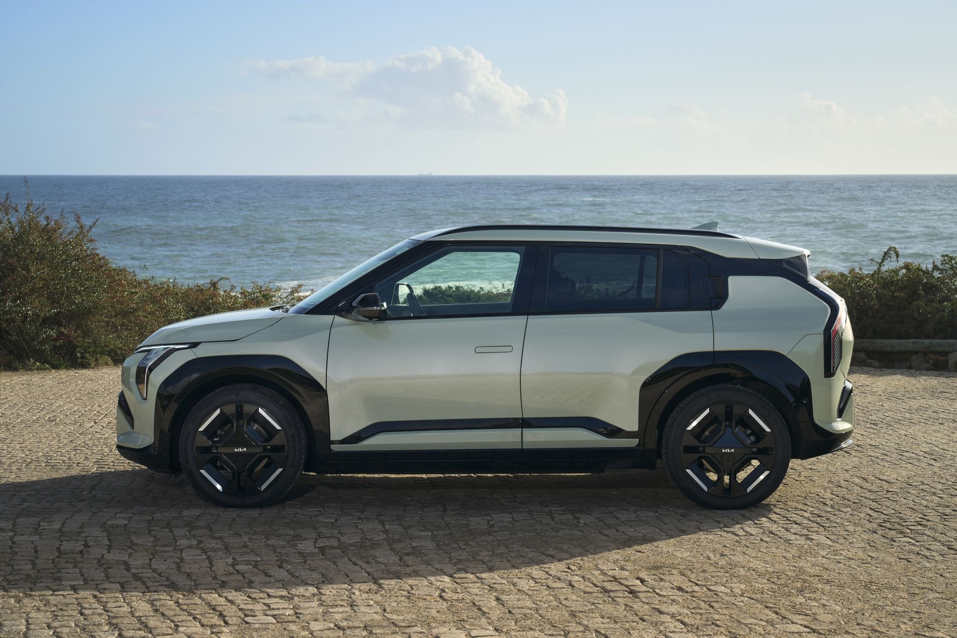 Vista lateral del Kia EV3, que resalta su diseño moderno y aerodinámico.