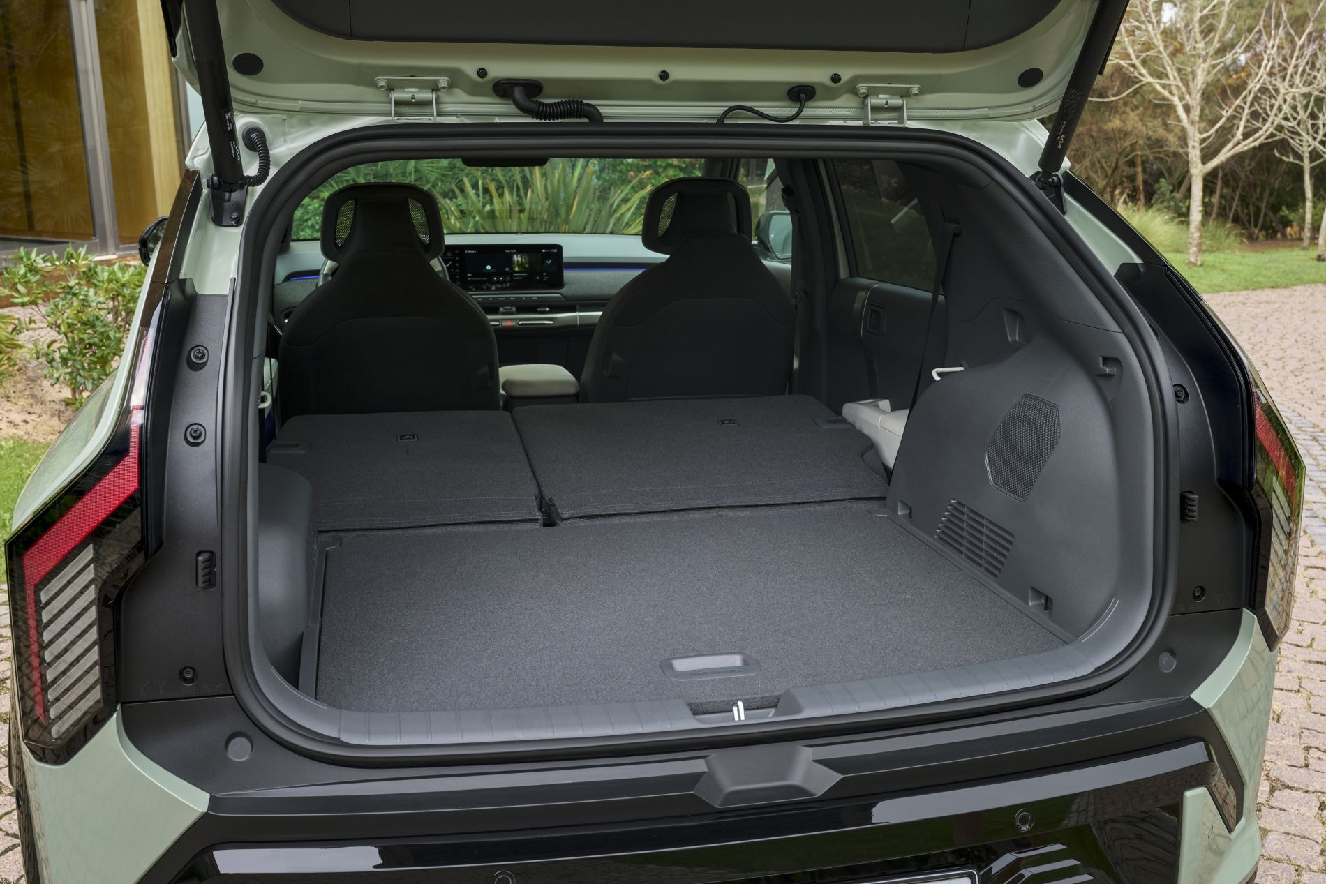 Maletero del Kia EV3 con espacio amplio y versátil, ideal para viajes.