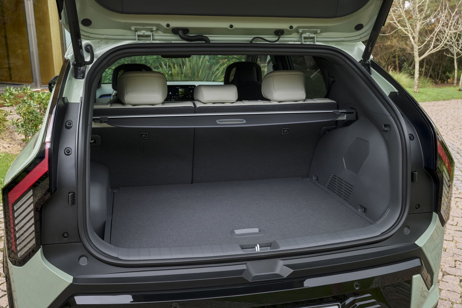 Maletero del Kia EV3 con asientos traseros abatidos para mayor capacidad.