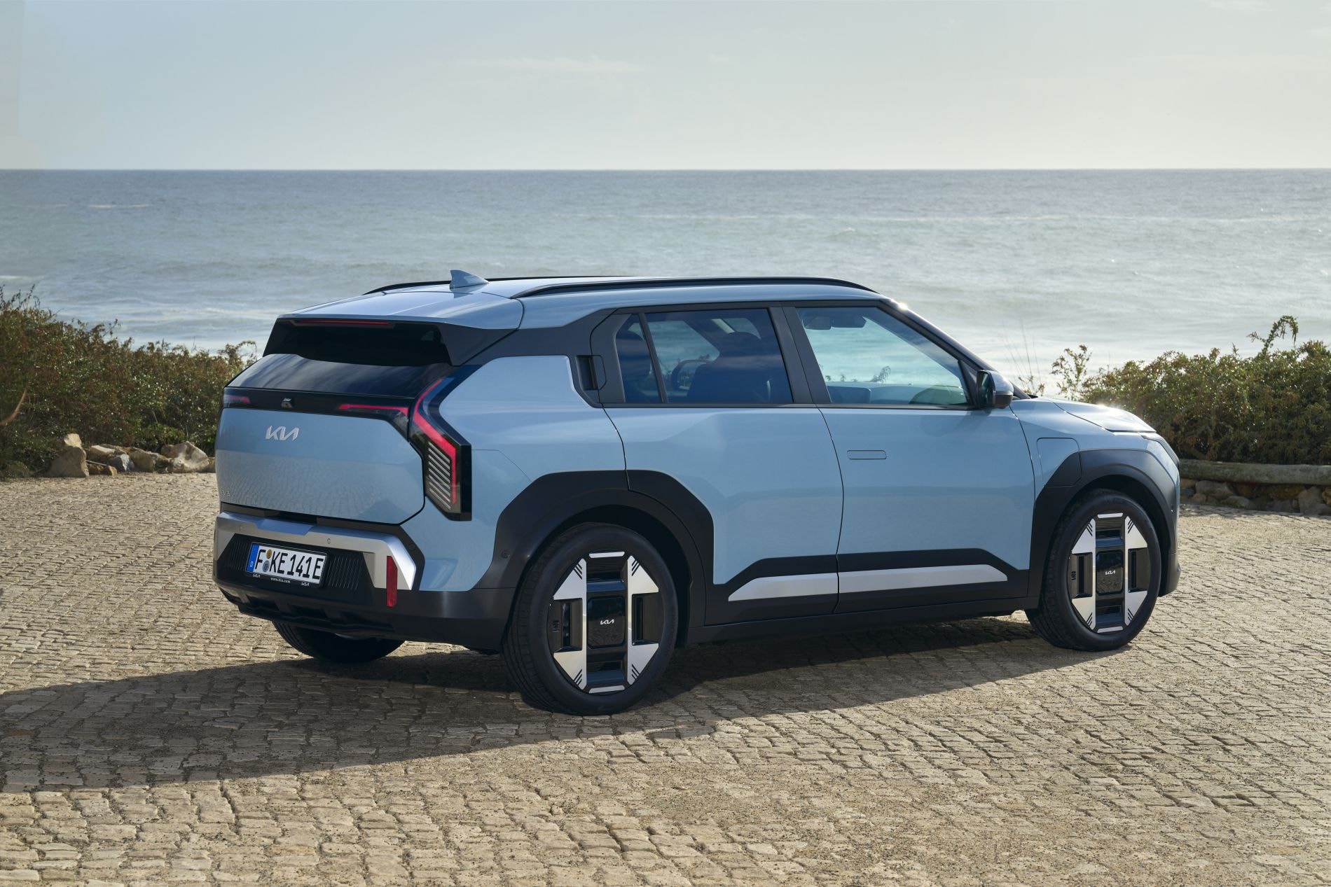 Vista trasera del Kia EV3, con líneas modernas y un diseño audaz.