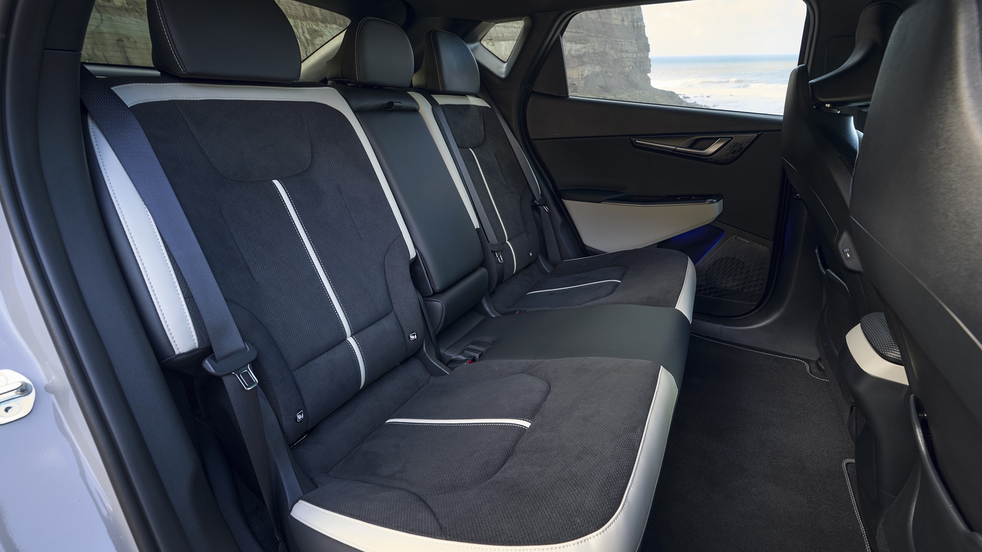 Interior del Kia EV6 con detalles de asientos confortables y modernos.