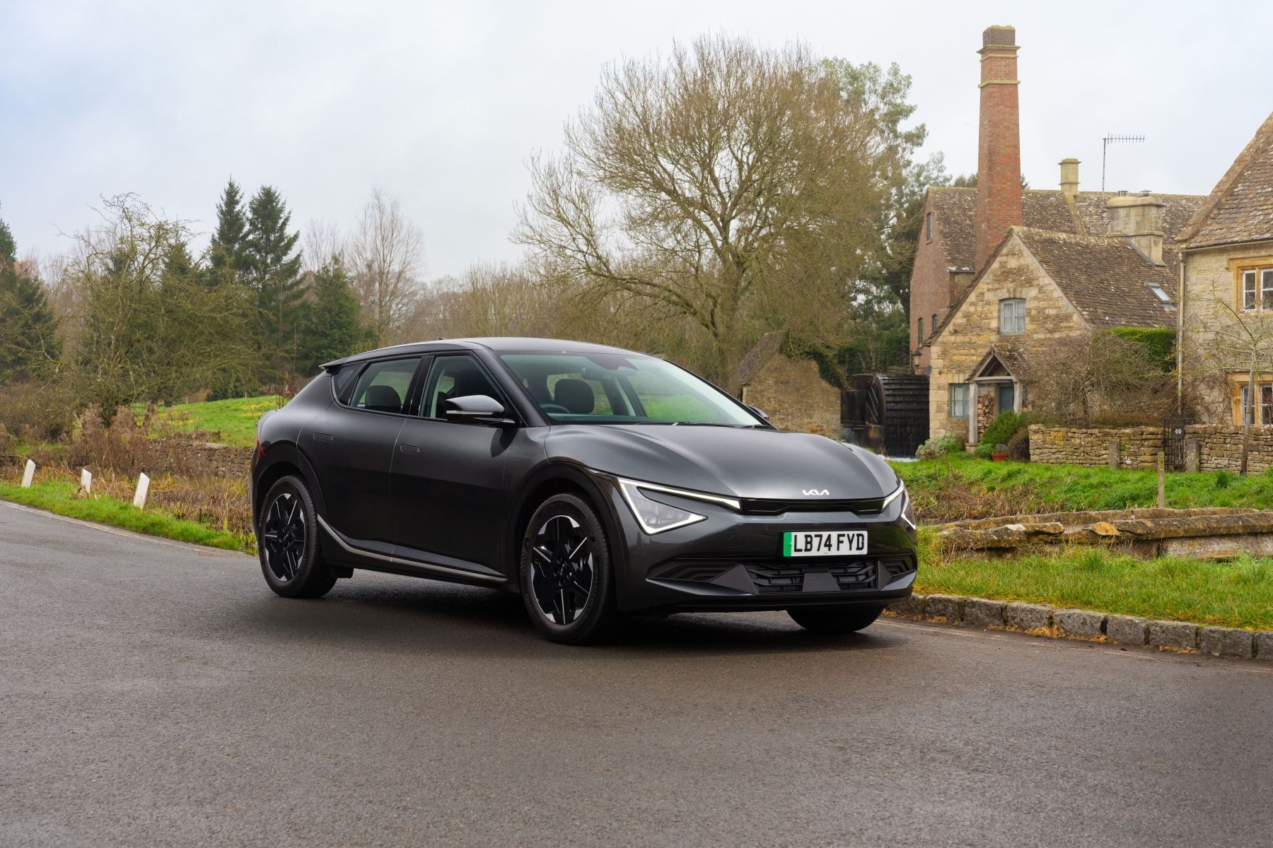 Kia EV6 blanco en un entorno rural, resalta su diseño dinámico.