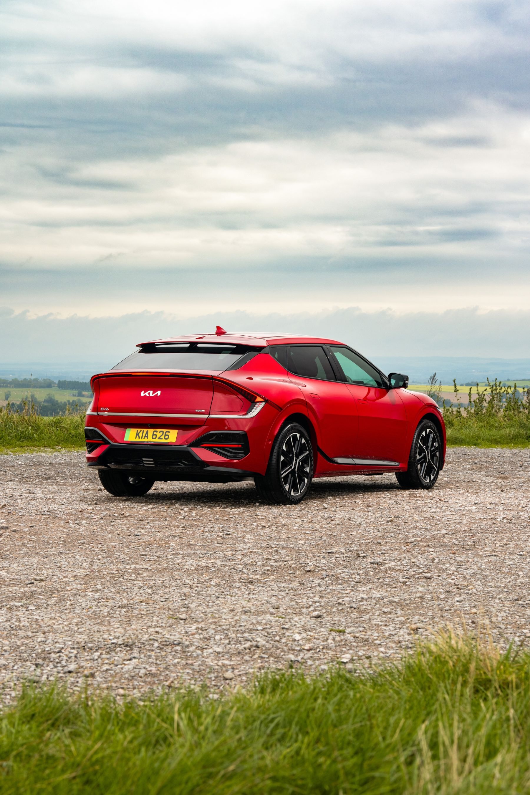 Vista lateral y trasera del Kia EV6 en un entorno natural.