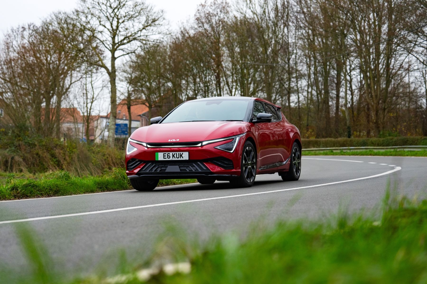 Kia EV6 en movimiento sobre carretera, reflejando su agilidad y estilo.