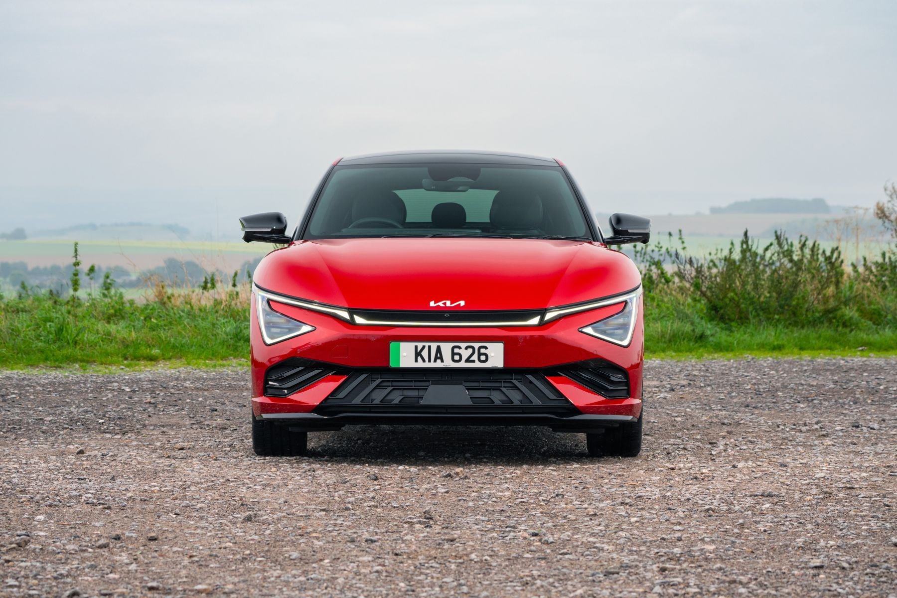 Kia EV6 estacionado en un punto de carga, demostrando su electrificación.