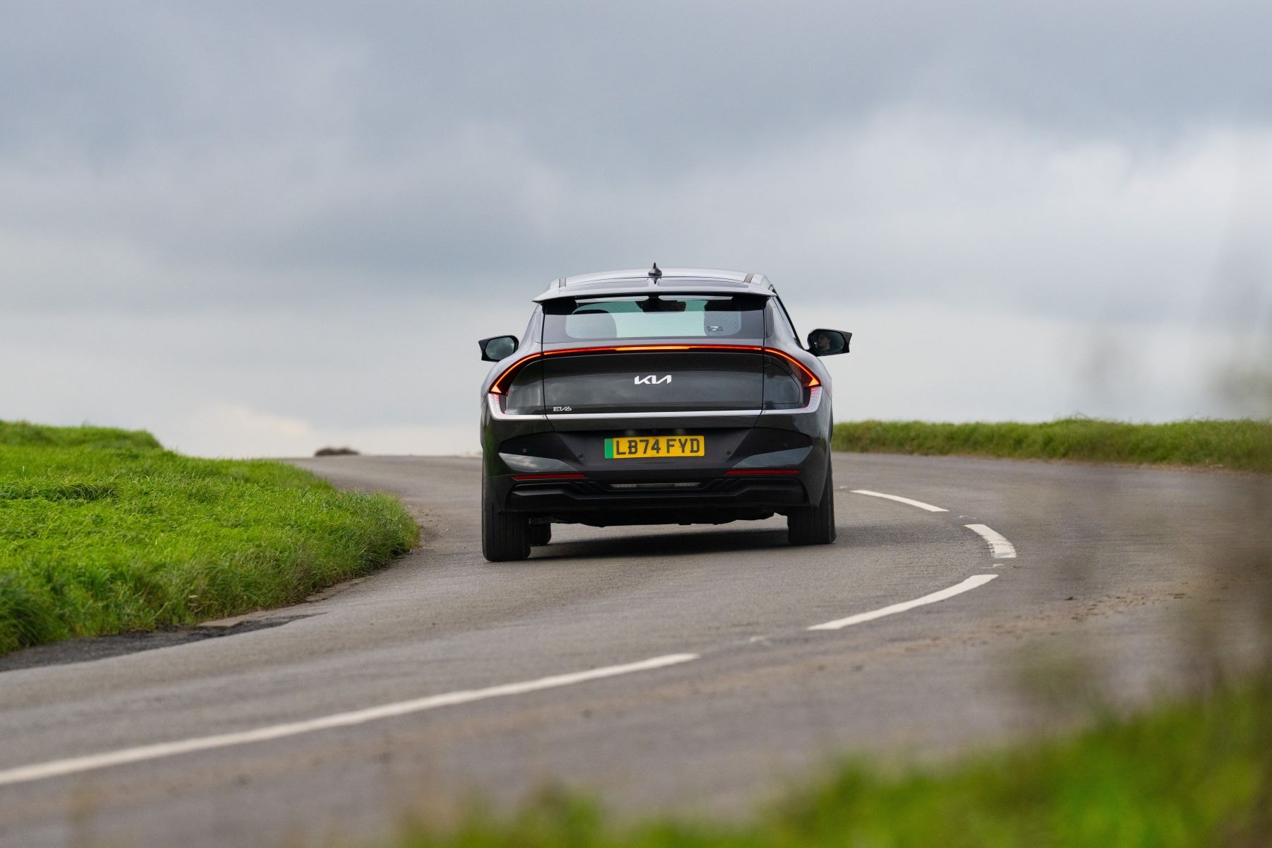 Kia EV6 circulando por carretera, combinando elegancia y rendimiento.