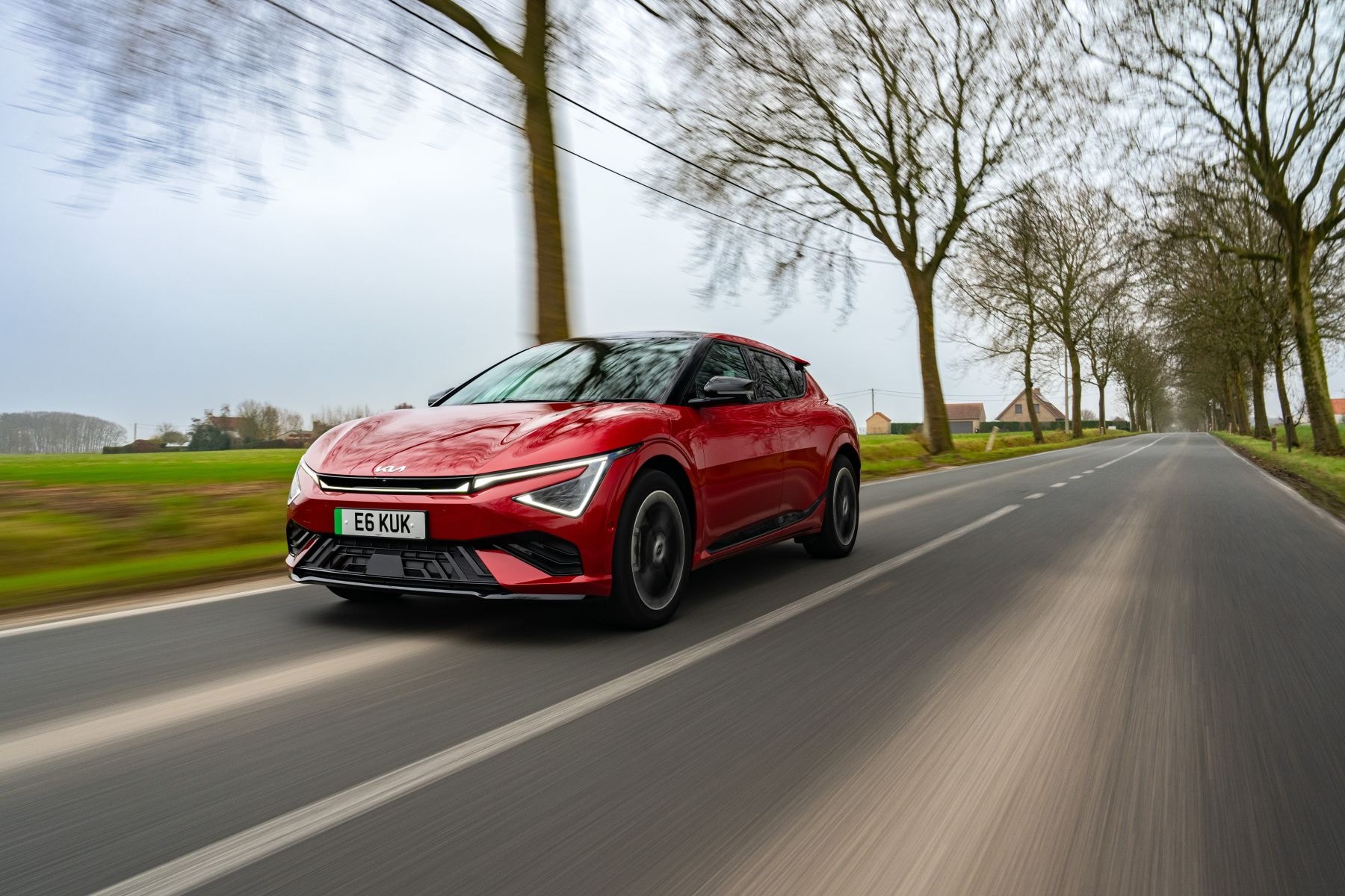 Kia EV6 destacándose en un empedrado, mostrando su diseño distintivo.