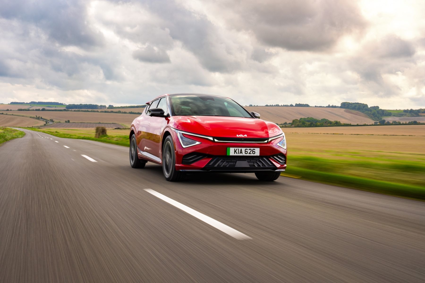 Kia EV6 en color rojo, resaltando su sportividad y dinamismo.