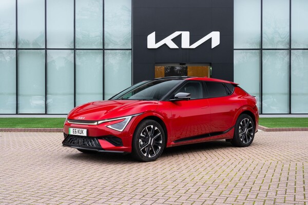 Kia EV6 realizando una curva, subrayando la agilidad de su chasis. Kia EV6 realizando una curva, subrayando la agilidad de su chasis.