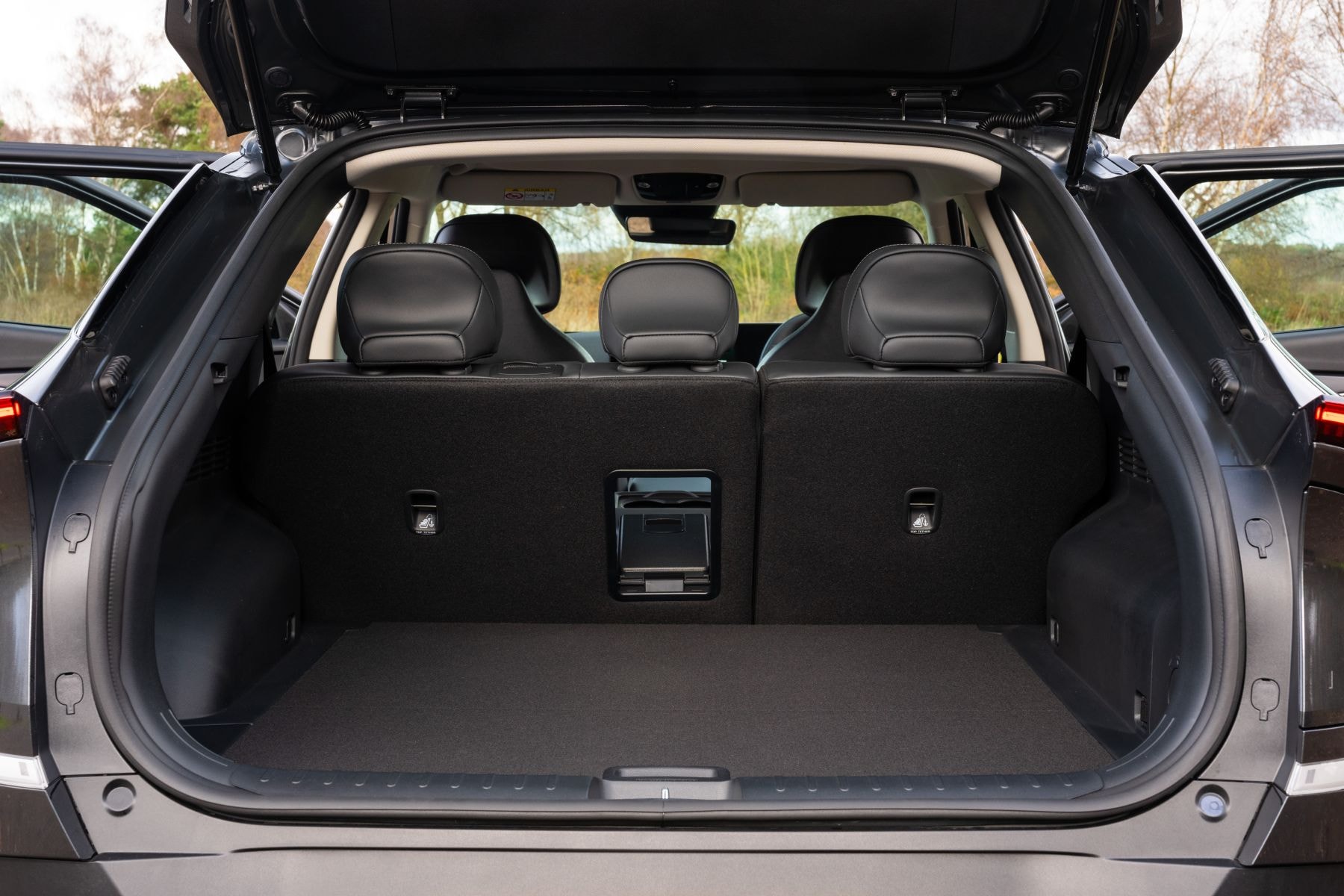 Detalle del faro del Kia EV6, que ofrece un diseño distintivo y moderno.