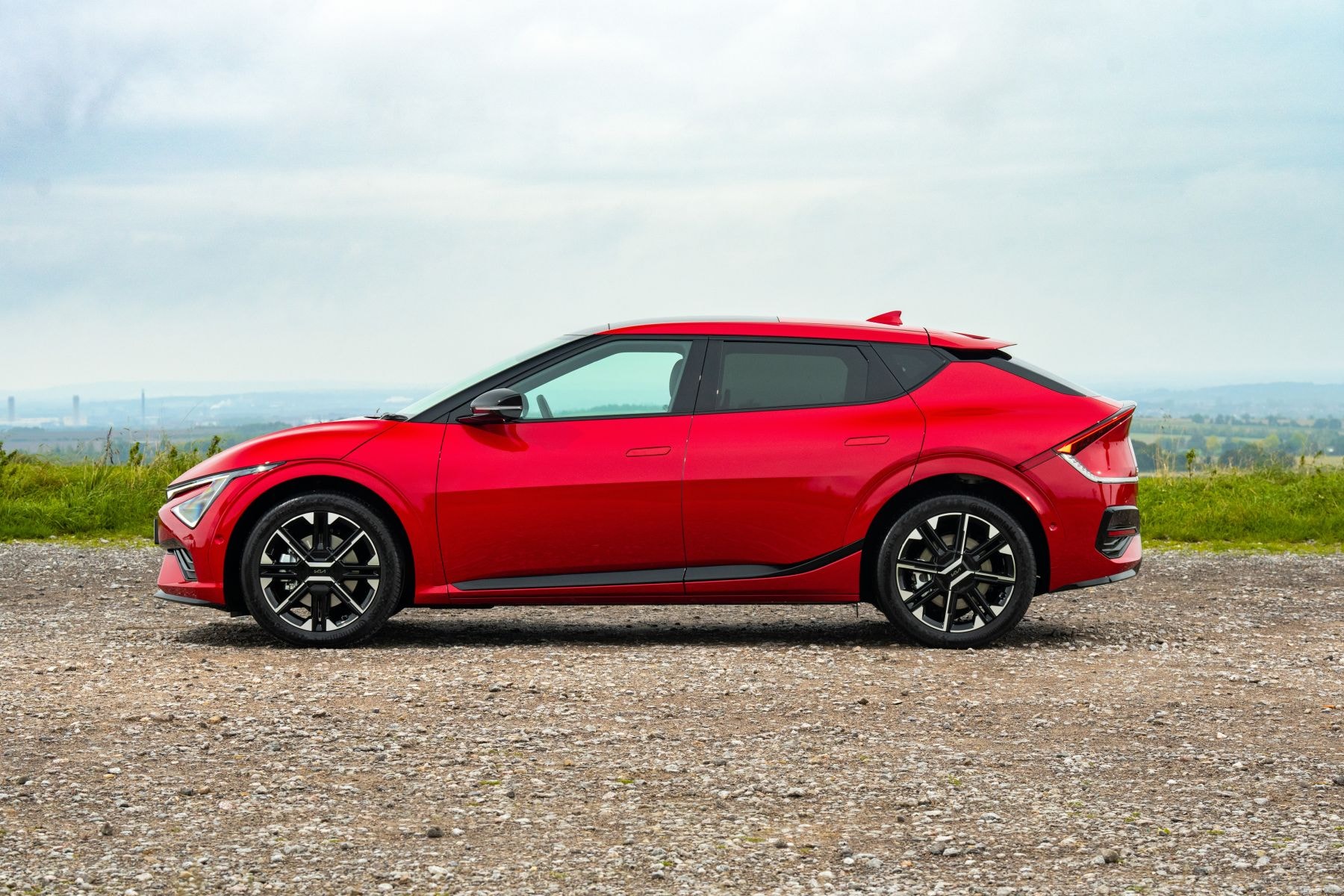 Kia EV6 blanco avanzando por una carretera, mostrando su carácter.