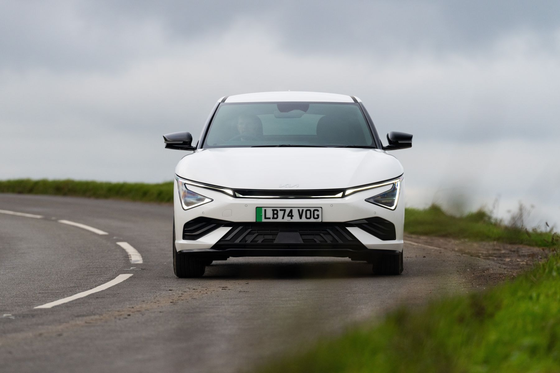 Vista frontal del Kia EV6 blanco, destacando su parrilla moderna.
