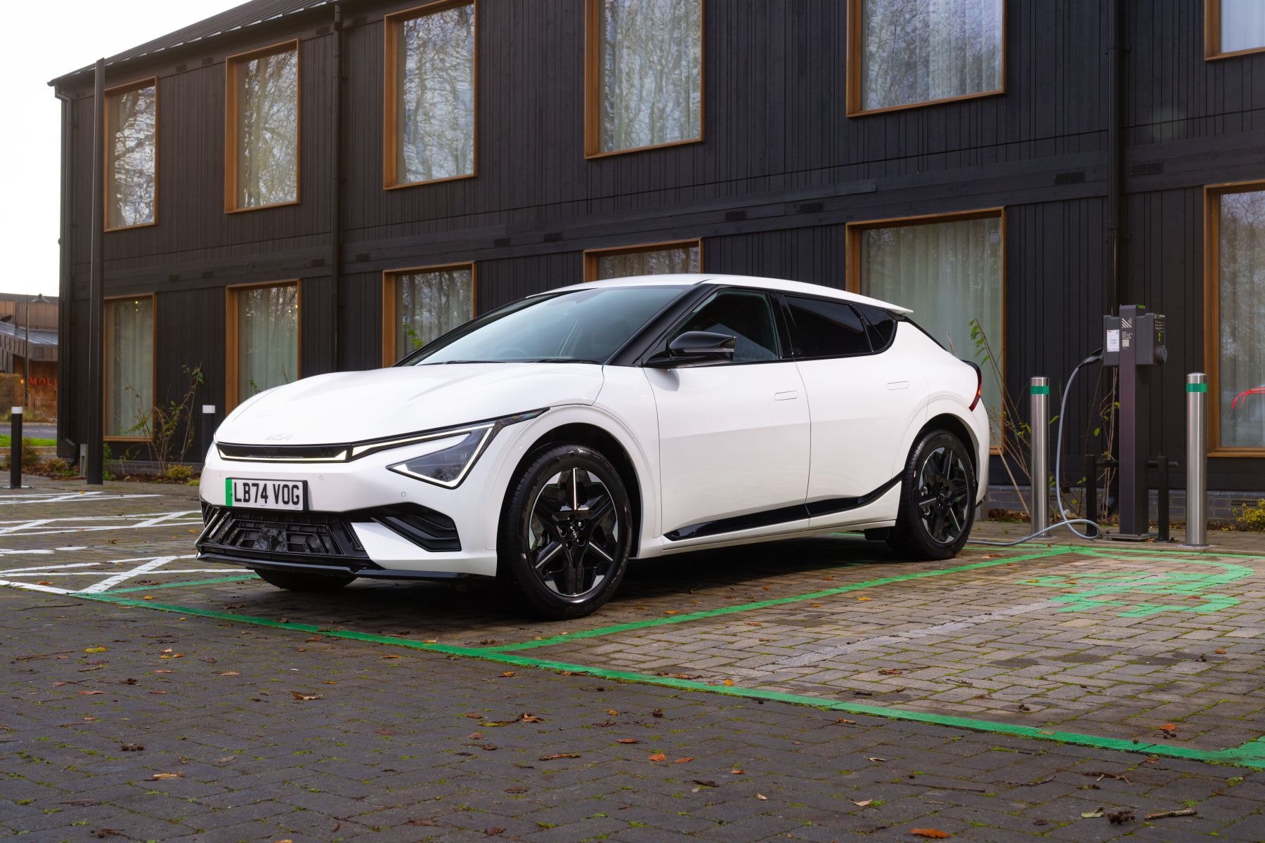 Vista frontal del Kia EV6, impactante diseño que destaca en la carretera.