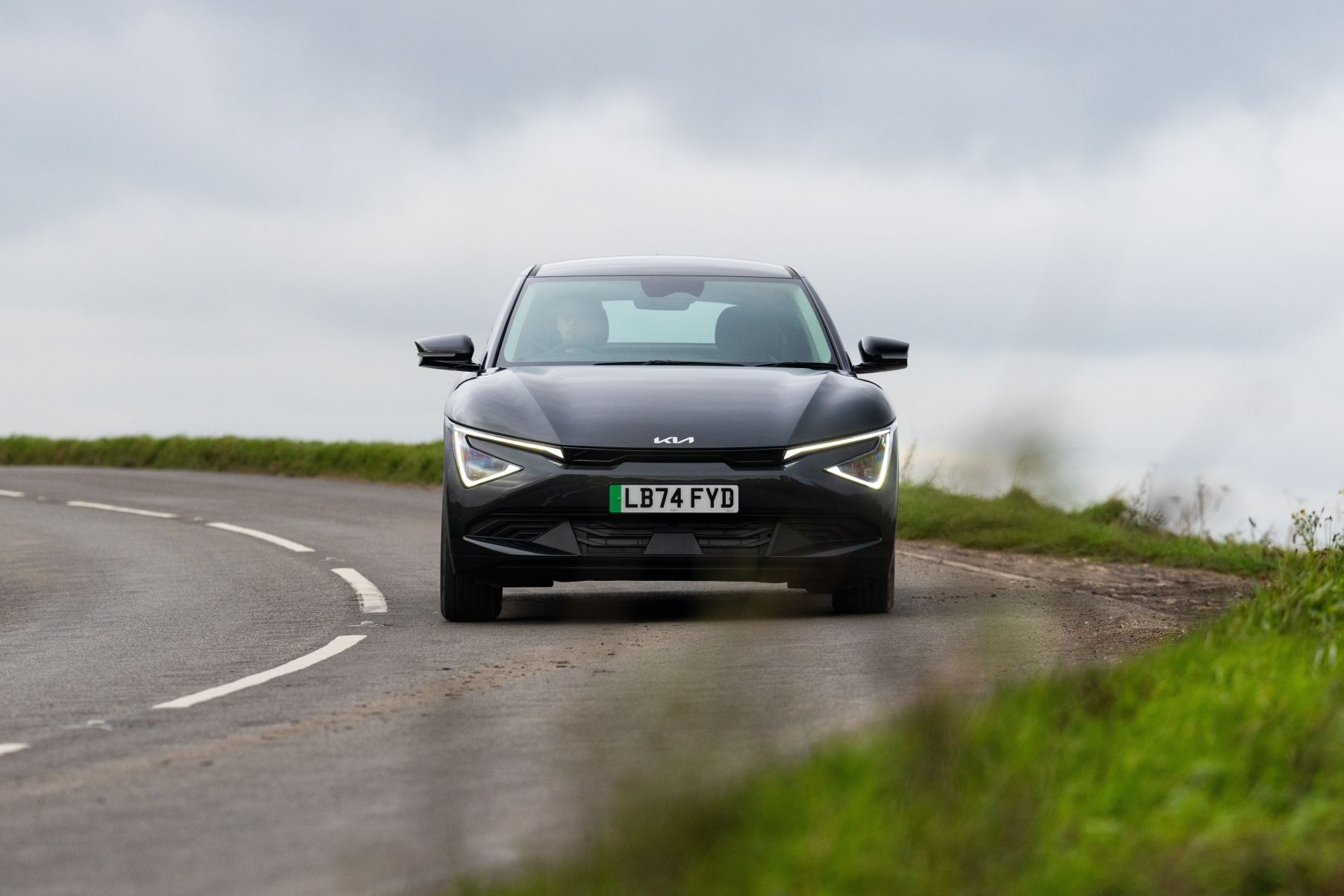 Maletero del Kia EV6 sin asientos, mostrando su amplia capacidad.