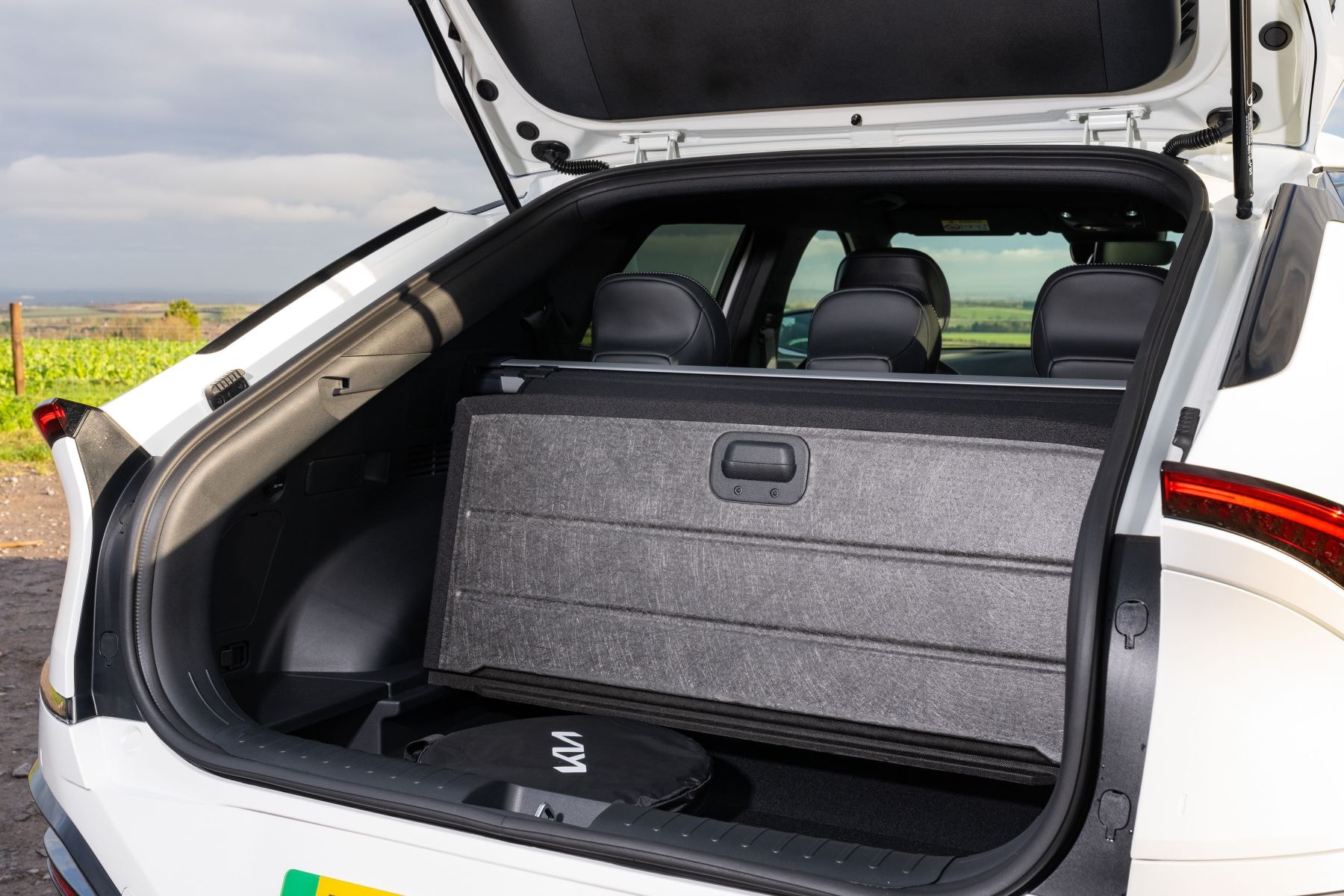 Maletero del Kia EV6 mostrando su gran capacidad de carga.