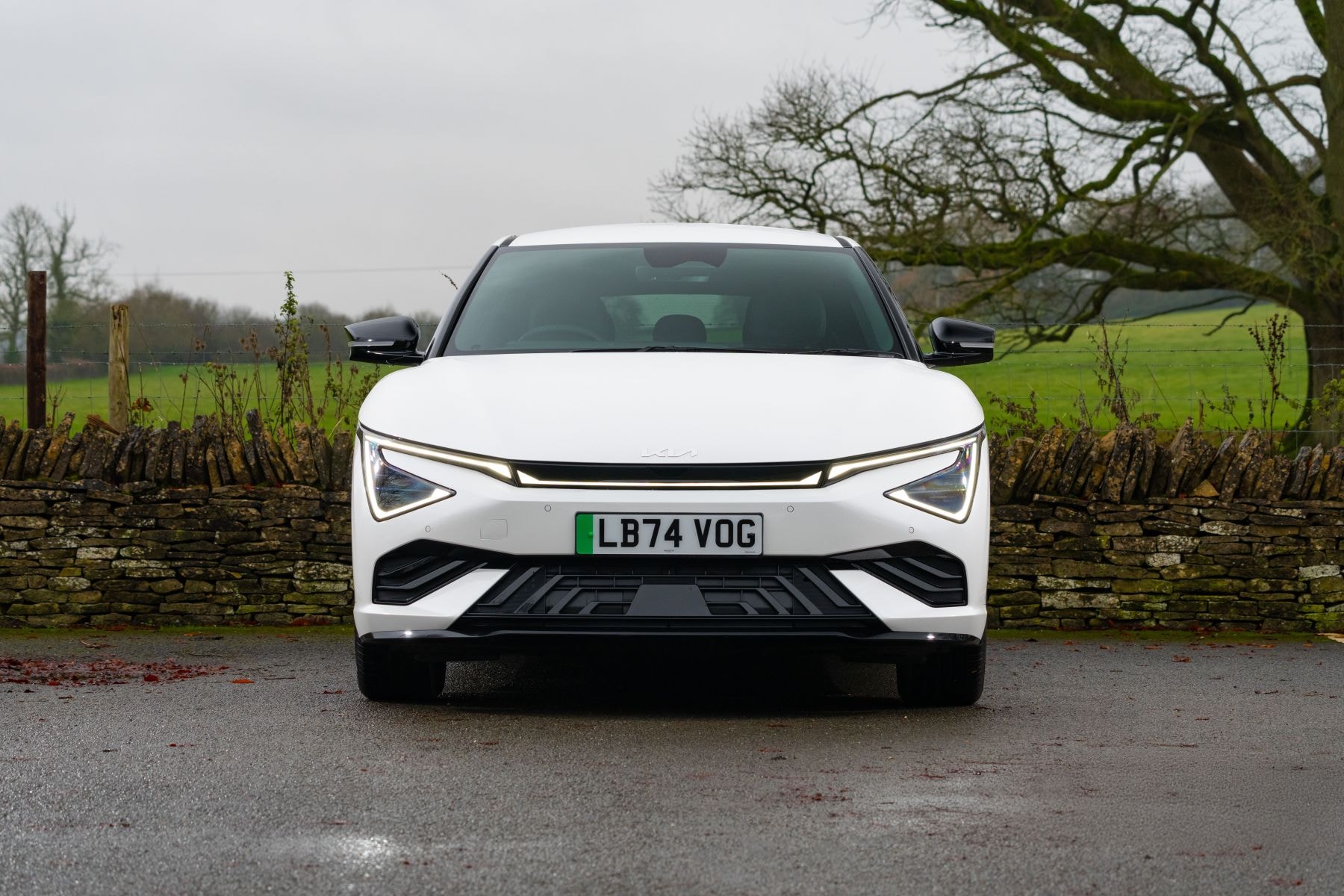 Kia EV6 negro posicionado elegantemente en una carretera.