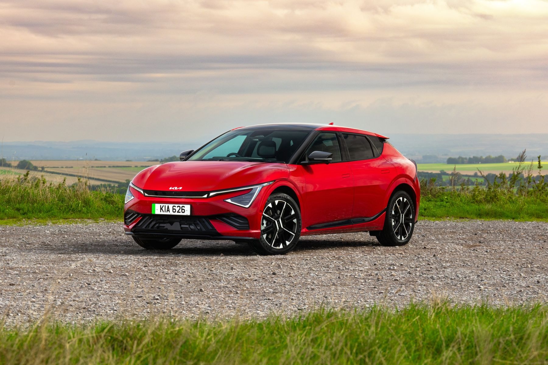 Perfil del Kia EV6 rojo, enfatizando sus líneas deportivas.