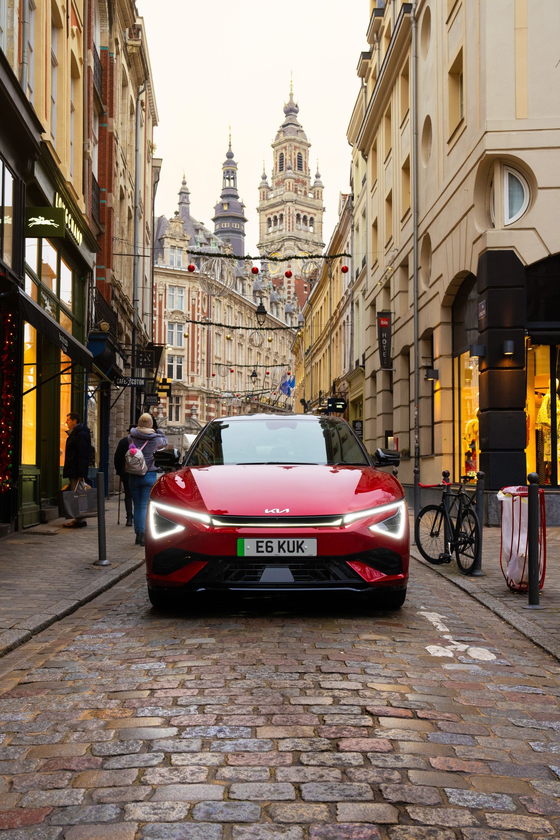 Vista trasera del Kia EV6 en un entorno urbano, mostrando su moderno diseño.