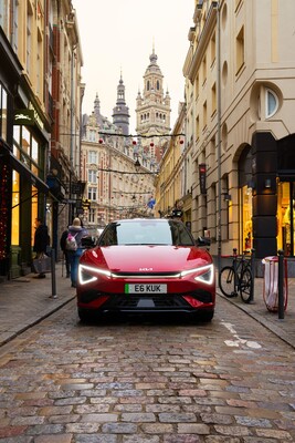 Vista trasera del Kia EV6 en un entorno urbano, mostrando su moderno diseño. Vista trasera del Kia EV6 en un entorno urbano, mostrando su moderno diseño.