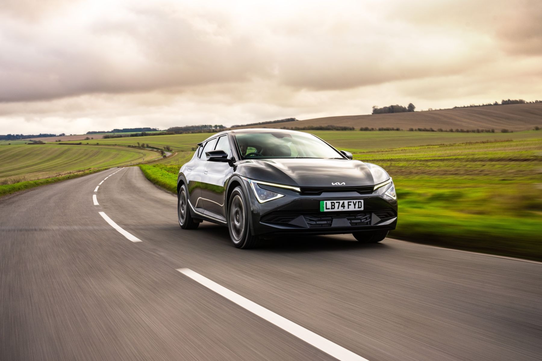 Vista trasera del Kia EV6, mostrando sus luces distintivas.