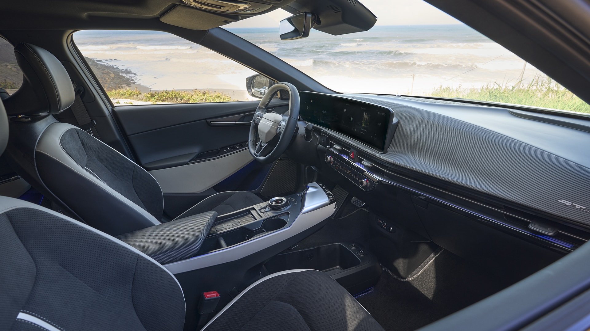 Vista lateral y trasera del Kia EV6 en un entorno natural.