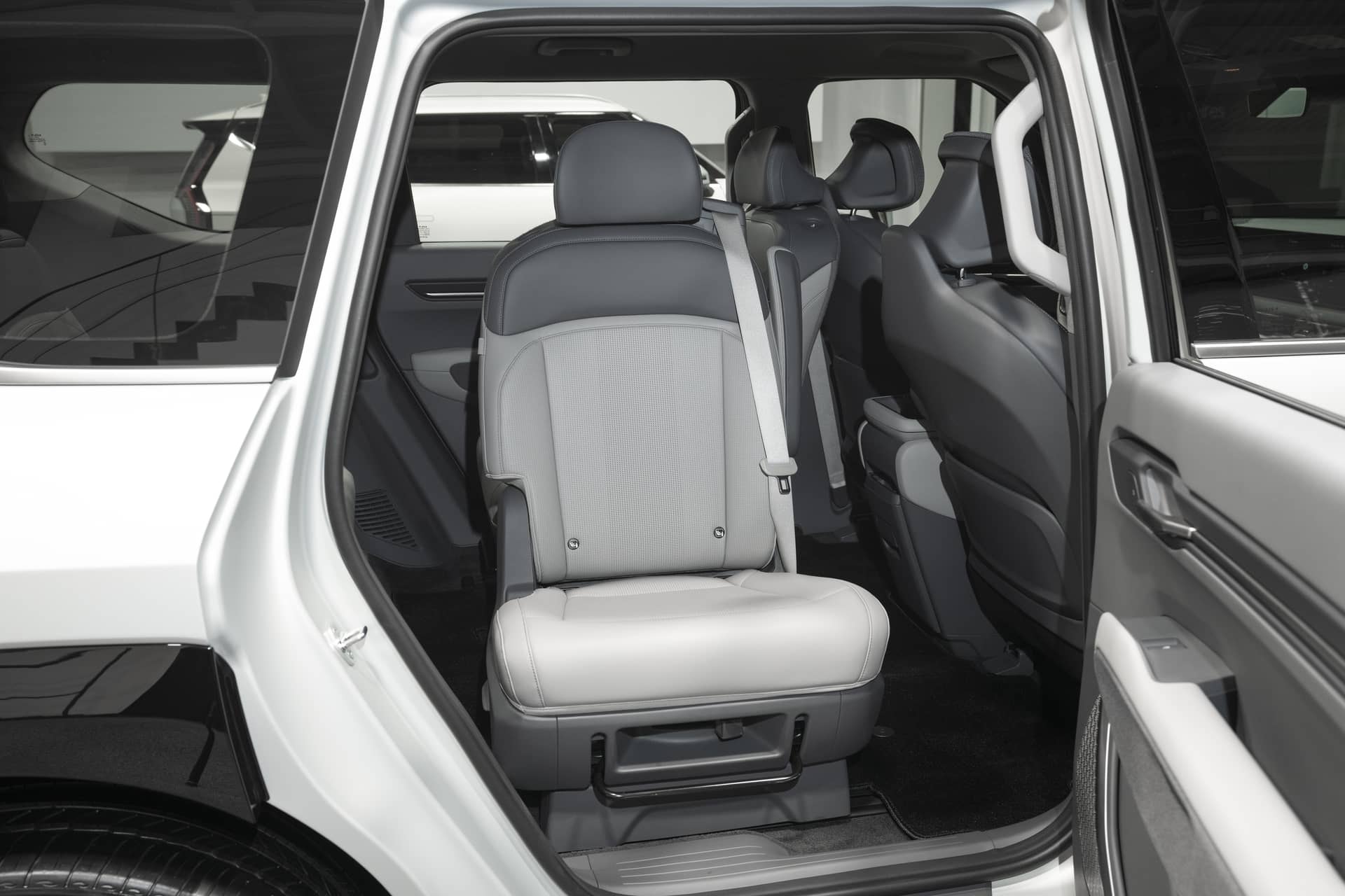 Asiento trasero de la Kia EV9 con acceso cómodo y ergonómico.