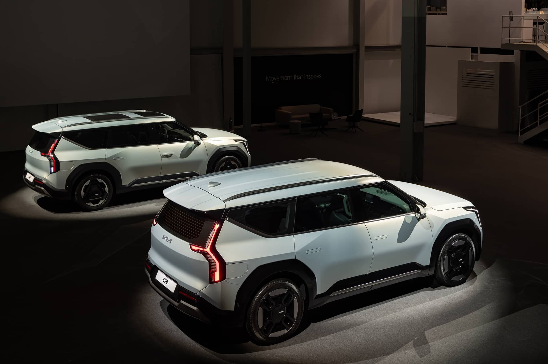 Detalle del faro del Kia EV9, con diseño futurista de luces LED.