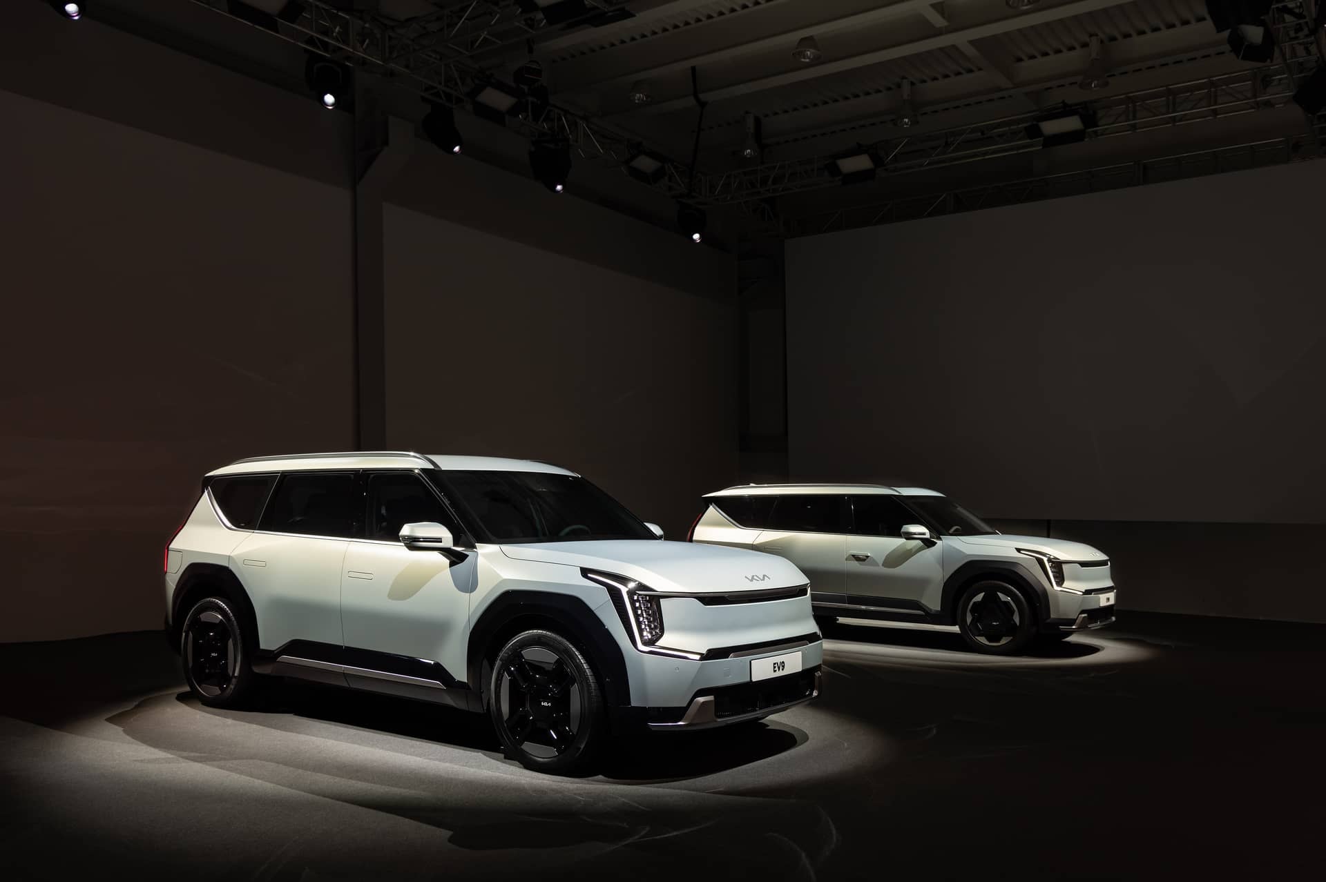 Juego de luces traseras del Kia EV9 en un ambiente sombrío.