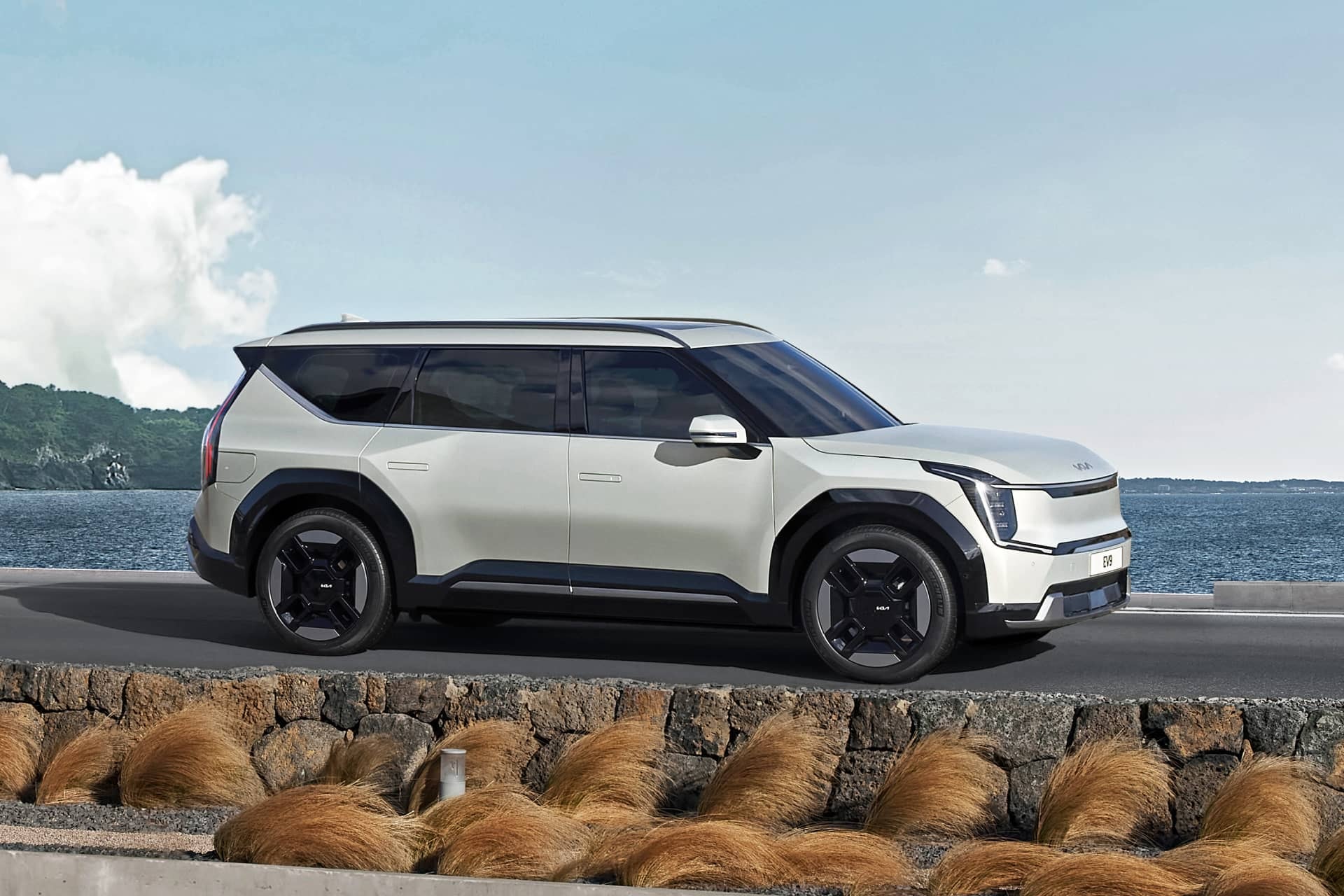 Kia EV9 en vista lateral delantera, reflejando un estilo contemporáneo y aerodinámico.