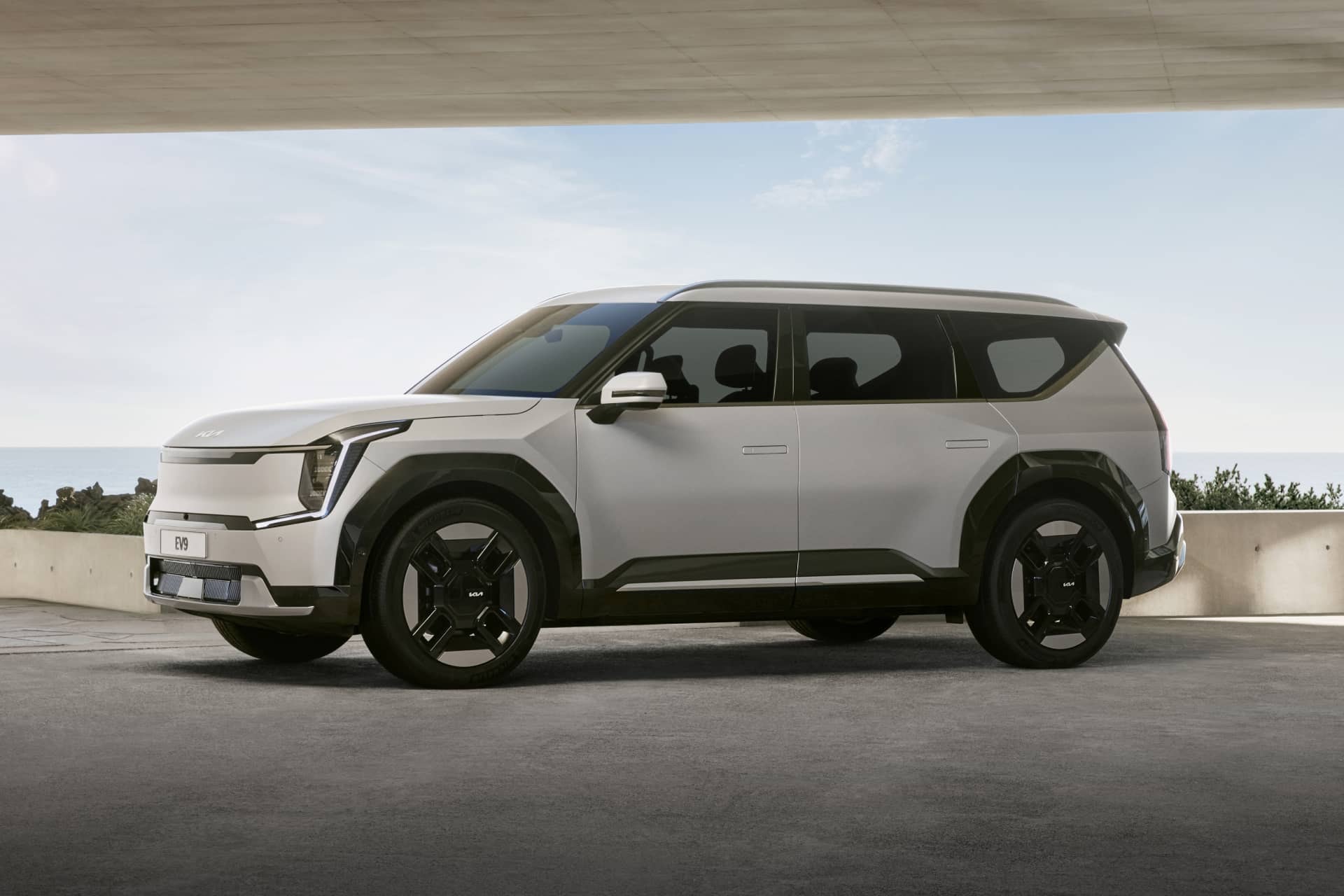 Perfil lateral del Kia EV9 que muestra su robustez y diseño innovador.