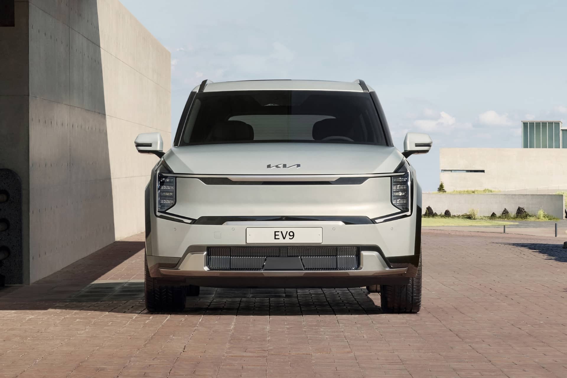 Vista trasera del Kia EV9 destacando su diseño moderno y líneas limpias.