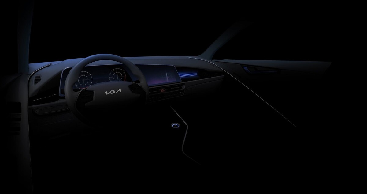 Imagen oscura del interior que muestra parte del volante y el salpicadero. Imagen oscura del interior que muestra parte del volante y el salpicadero.