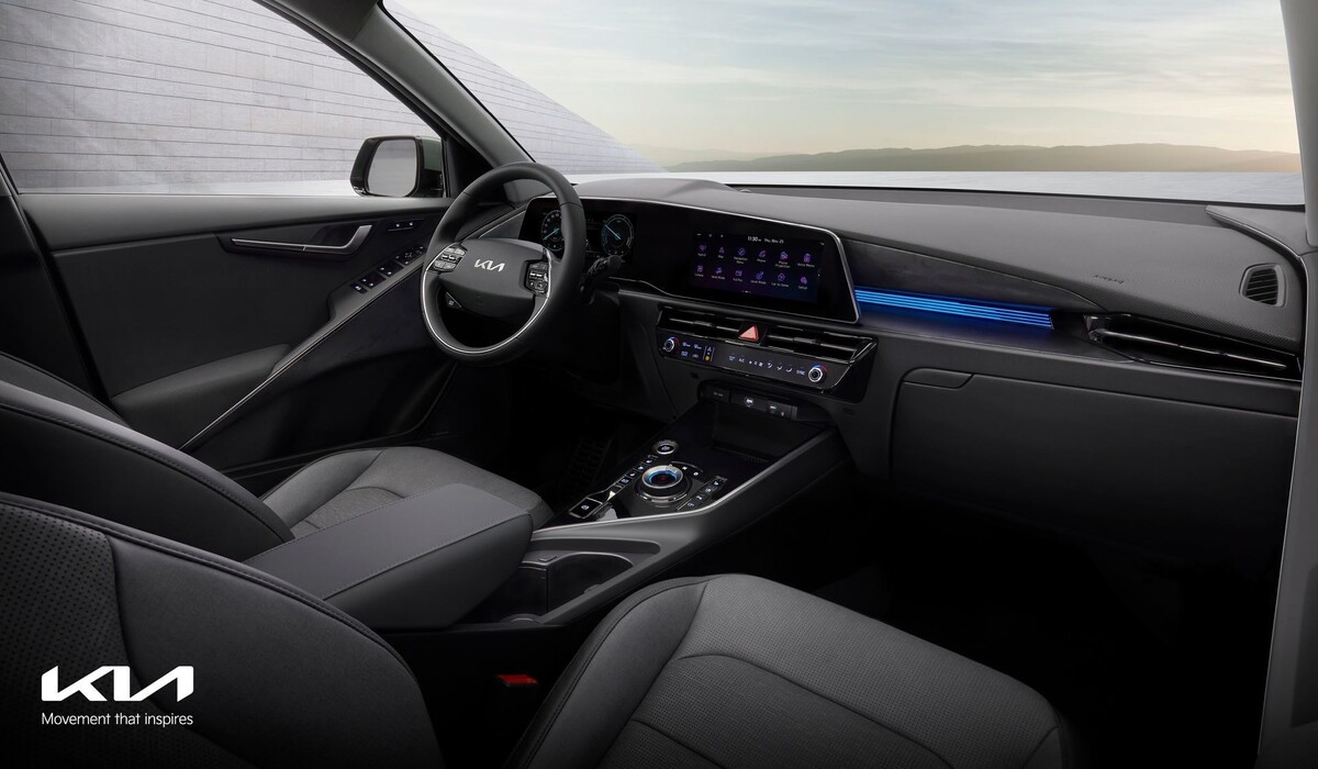 Cockpit del Kia Niro Híbrido con volante y panel de instrumentos digitales. Cockpit del Kia Niro Híbrido con volante y panel de instrumentos digitales.
