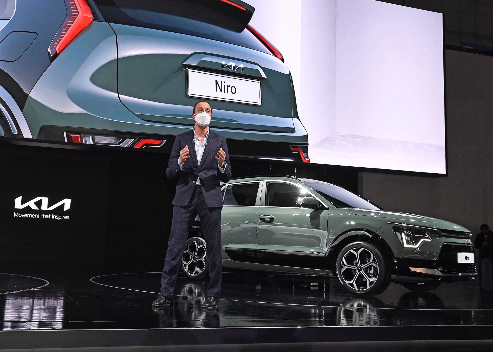Imagen de la parte trasera y lateral del Kia Niro Híbrido durante su presentación.