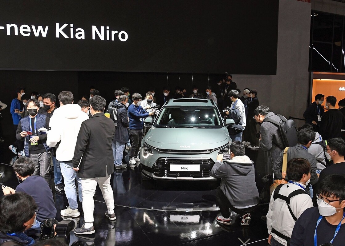 Vista frontal del Kia Niro Híbrido rodeado de espectadores en su lanzamiento. Vista frontal del Kia Niro Híbrido rodeado de espectadores en su lanzamiento.