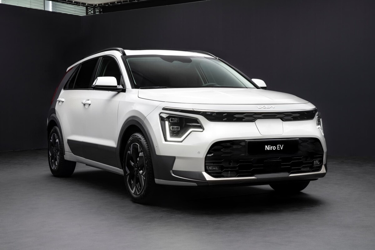 Fotografía del Kia Niro Híbrido en vista delantera y lateral. Fotografía del Kia Niro Híbrido en vista delantera y lateral.