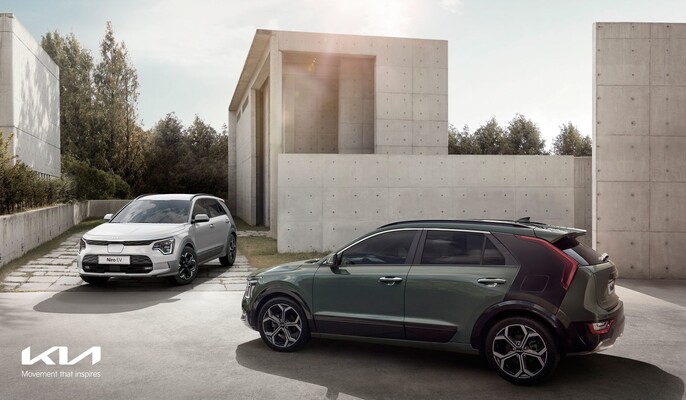Vista lateral del Kia Niro Híbrido integrado en un entorno urbano moderno. Vista lateral del Kia Niro Híbrido integrado en un entorno urbano moderno.