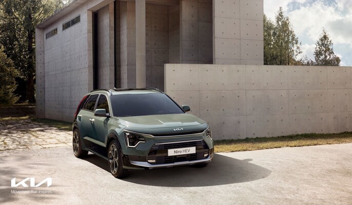 Vista lateral estática del Kia Niro Híbrido en color verde esmeralda. Vista lateral estática del Kia Niro Híbrido en color verde esmeralda.
